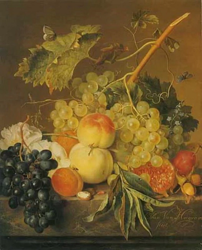 Cesto con pesche e uva